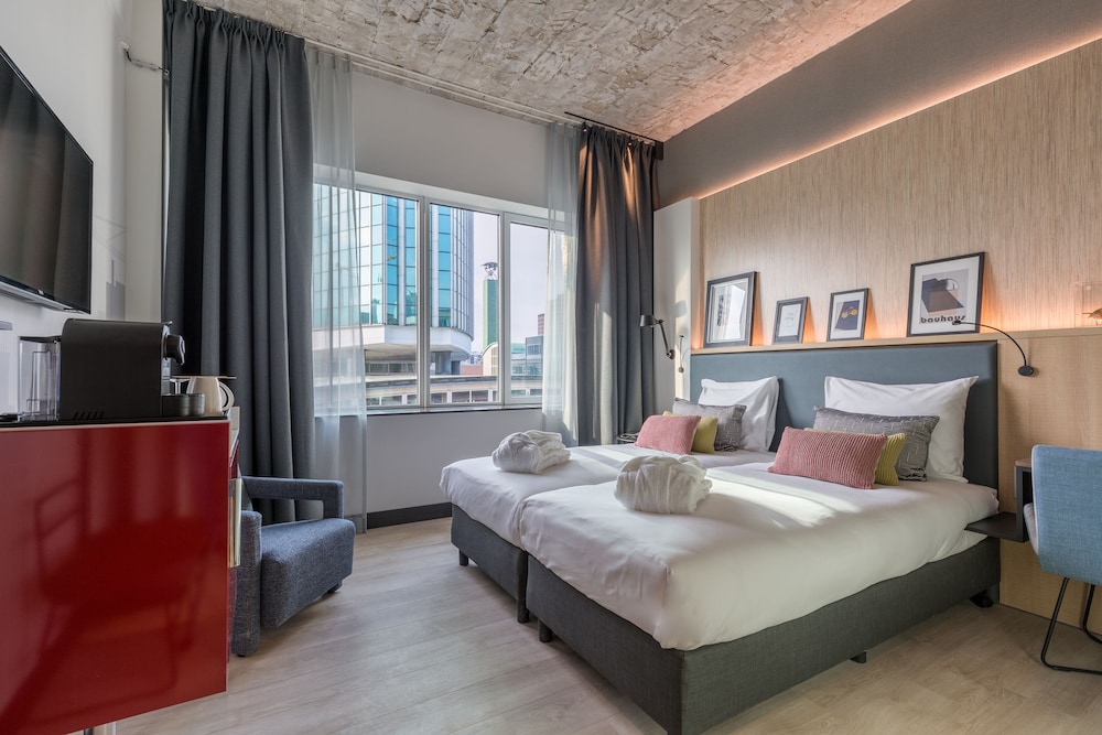 COMFORT, TWIN BEDS