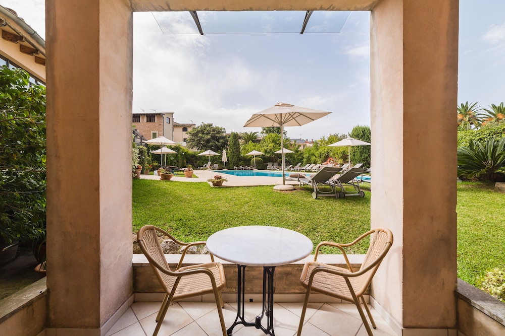 Cal Bisbe Hotel 59/70