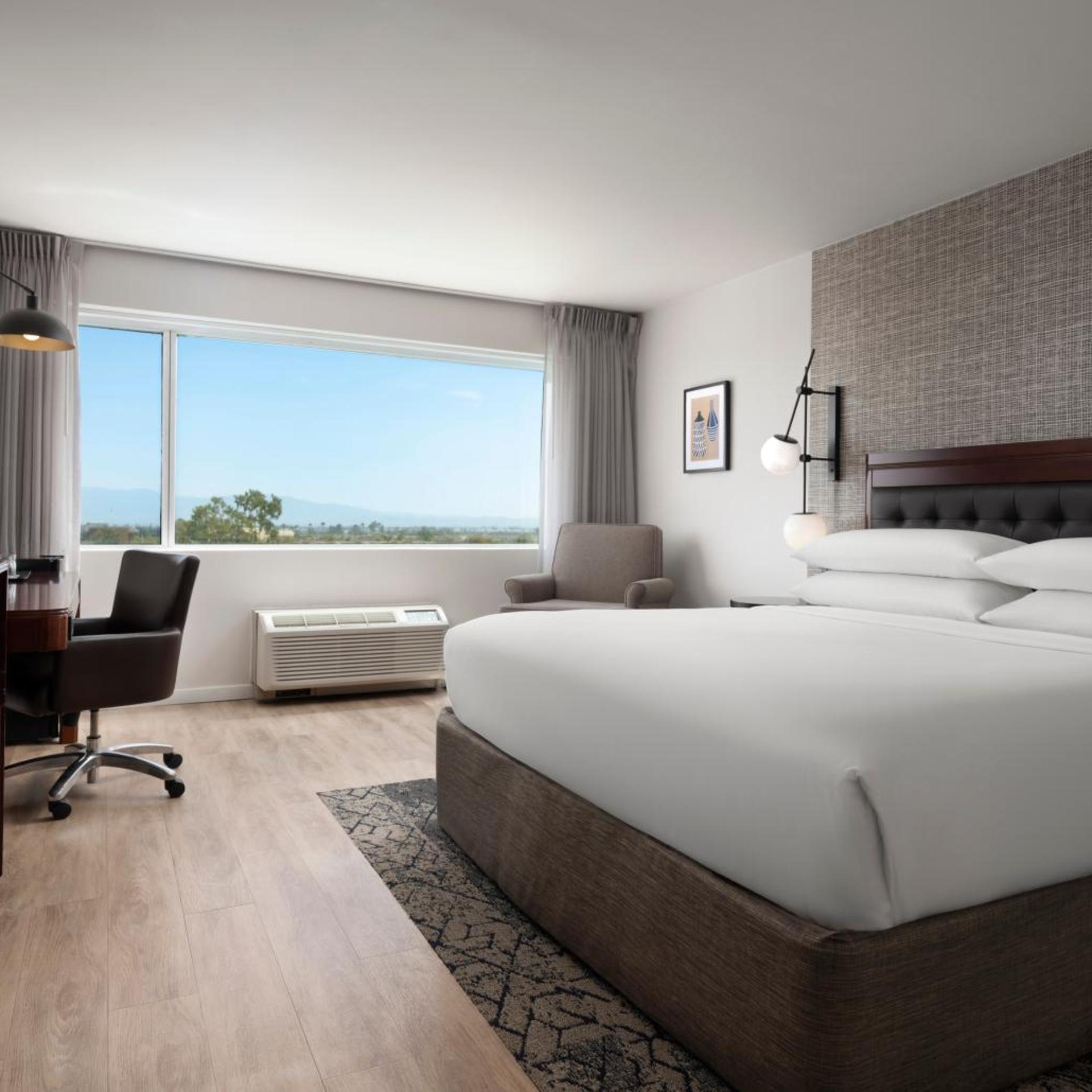 غرفة بسرير كينج، Sheraton Ontario Airport Hotel 3/19