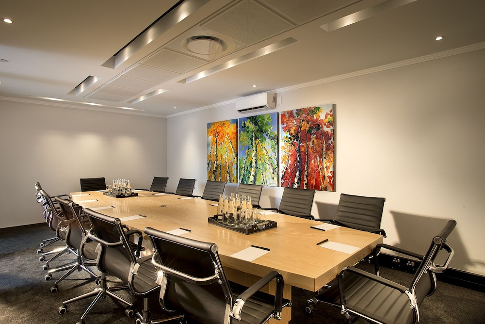 Max Executive Apartments 60/72
