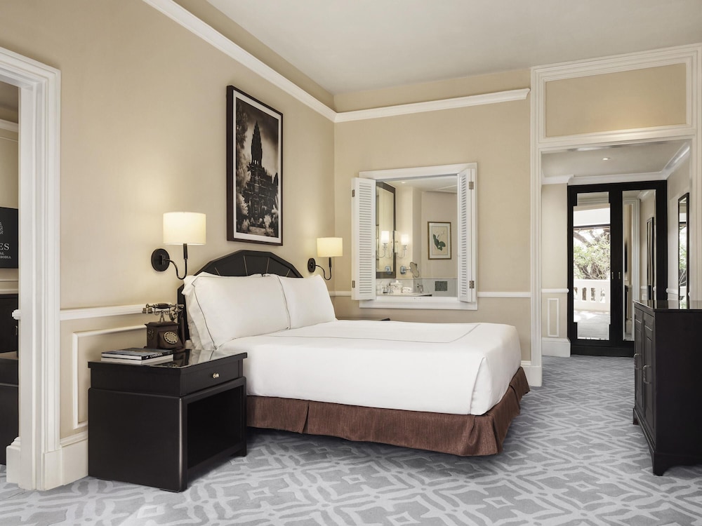 Executive, Suite, King Bed, Raffles Hotel Le Royal 2/4
