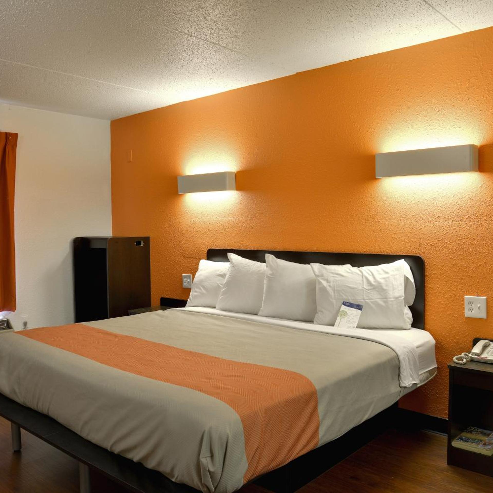 غرفة بسرير كينج لذوي الإعاقة، Motel6 Toledo, OH 2/7