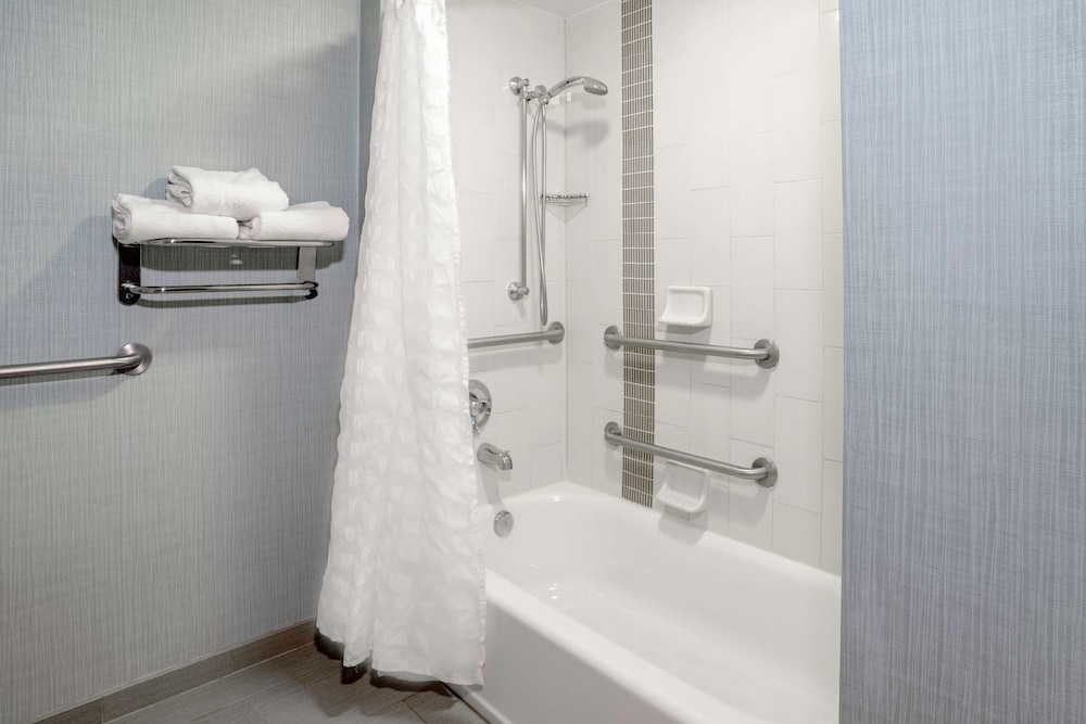Hyatt Place Charlotte Airport / Billy Graham Parkway 16/65