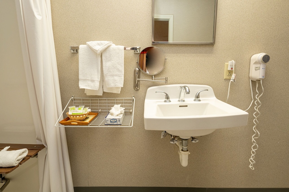 Hilltop Inn & Suites - North Stonington 34/60