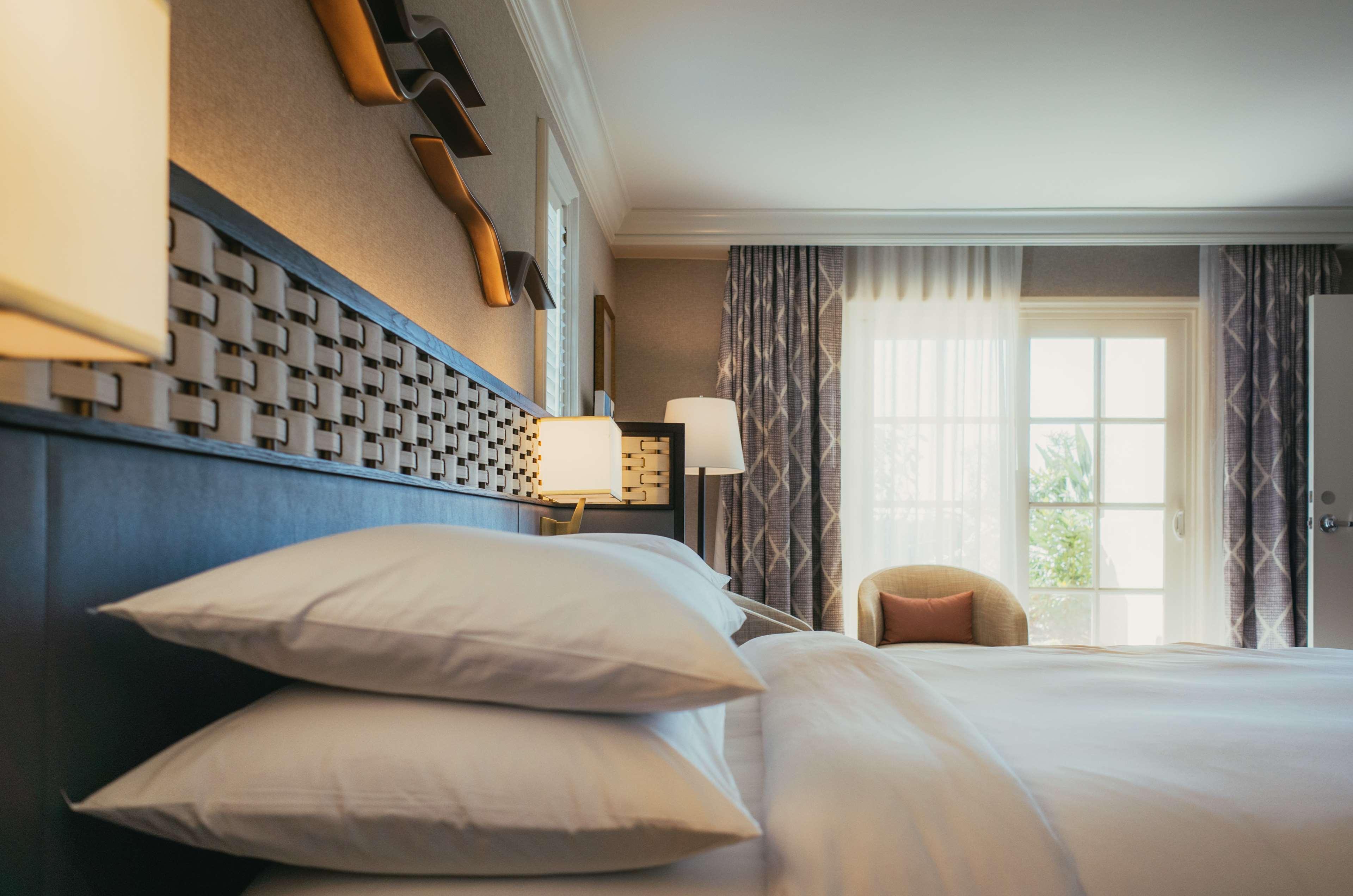غرفة بسرير كينج بإطلالة على الحديقة