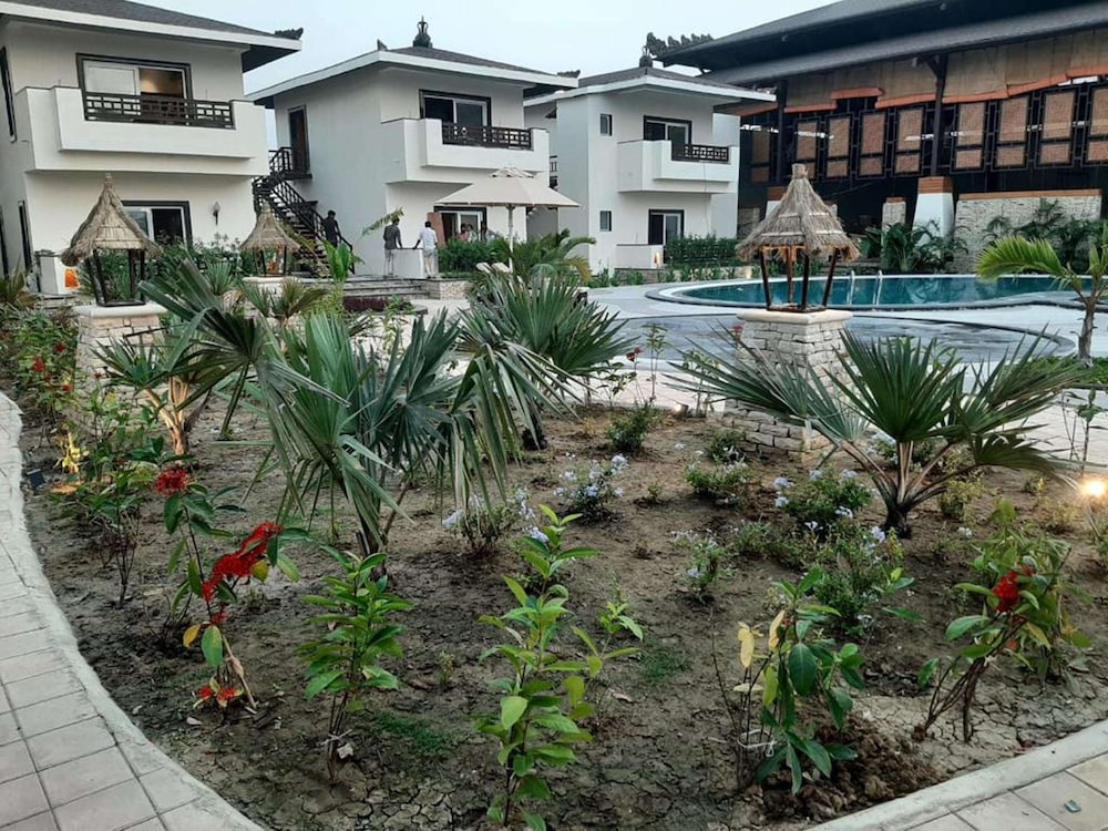 Shyama Sarovar Portico 61/64