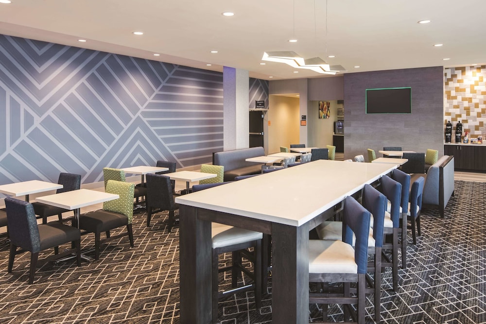 La Quinta Inn And Suites by Wyndham McDonough 37/41