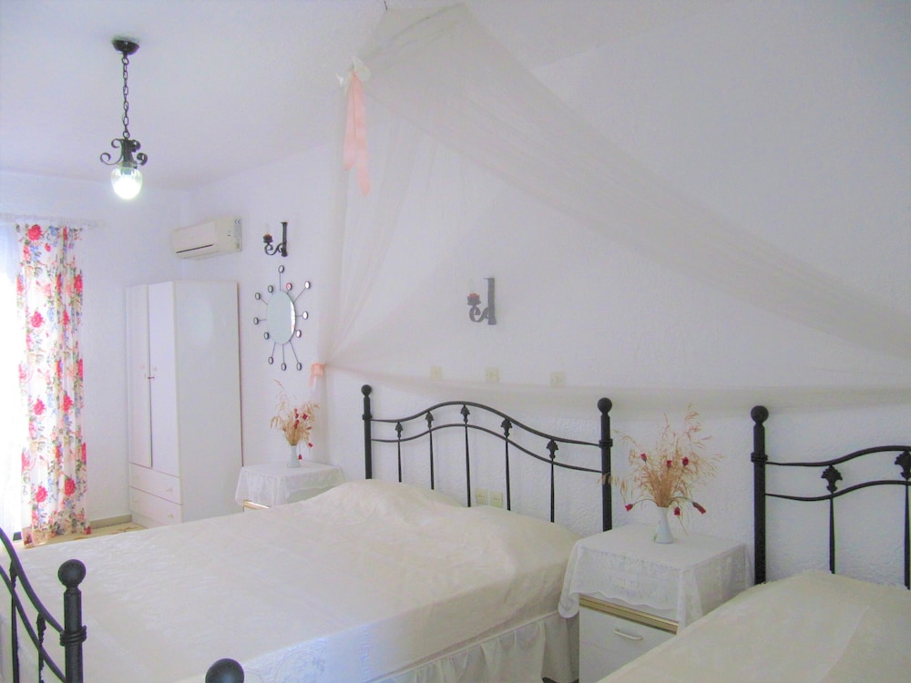 1 Bedroom, Classic, Triple, 1 Queen and 1 Single Bed, Mountain View, Balcony