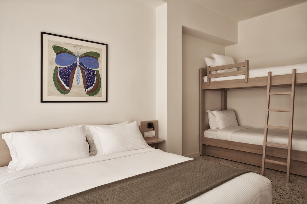 Family Suite, King Bed, 3 Bunk Beds