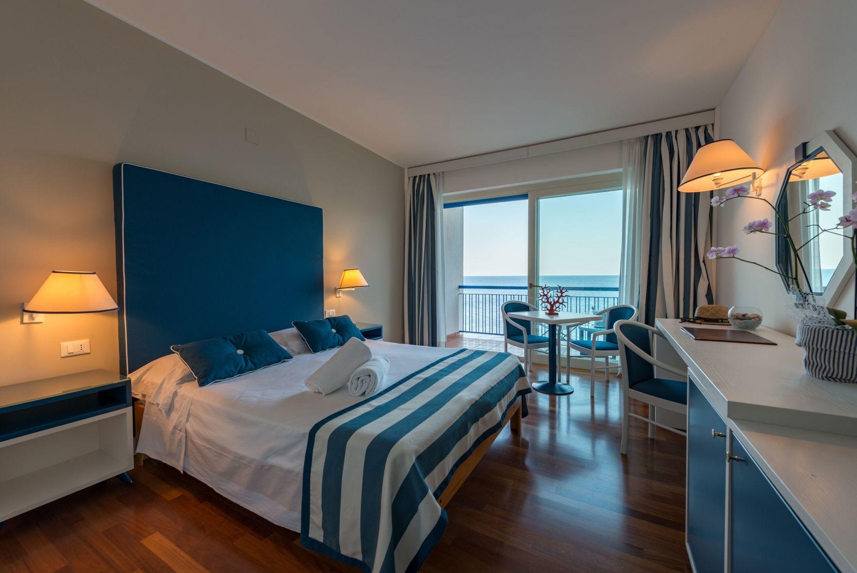 ROOM, TRIPLE, SEA VIEW
