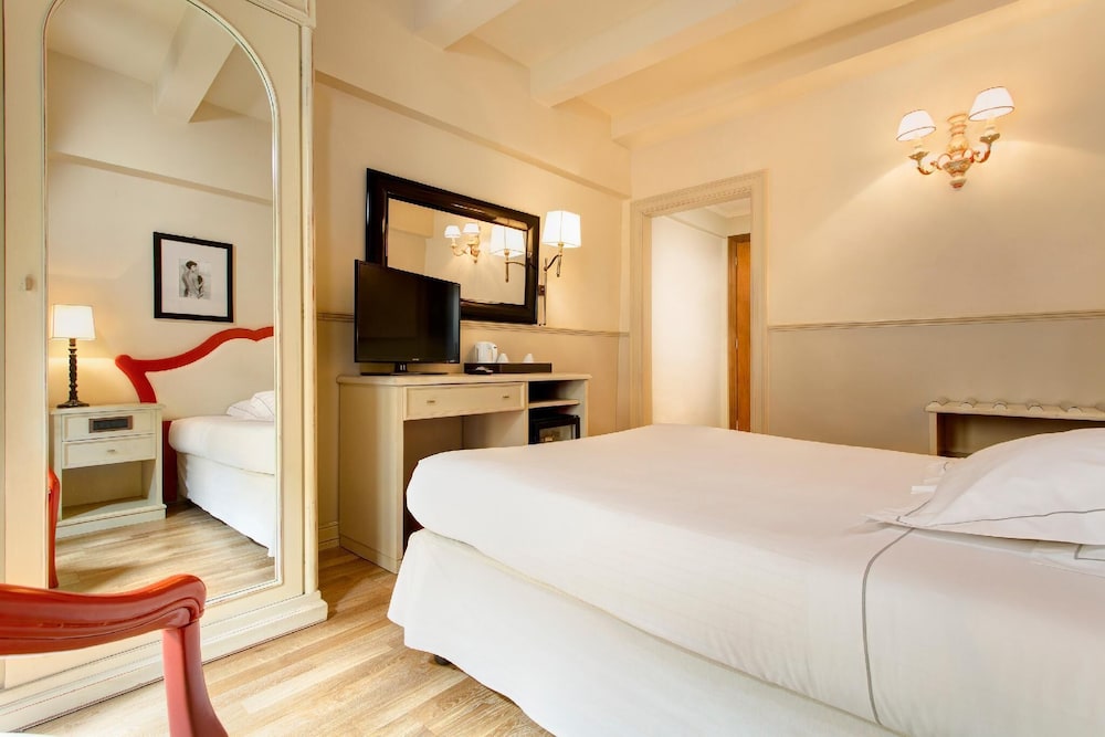 ROOM, QUEEN BED