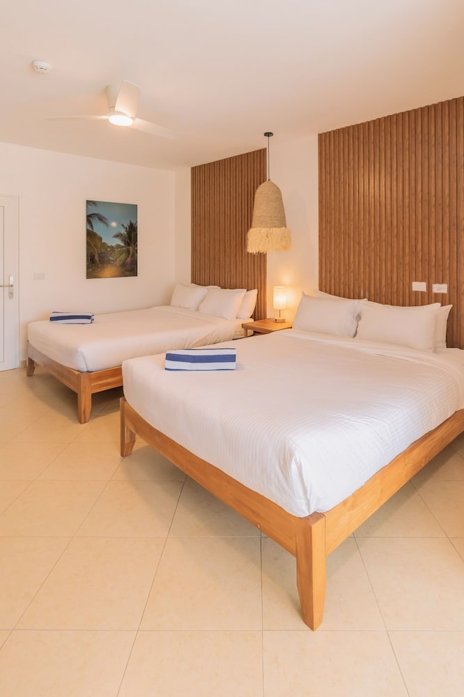 غرفة ديلوكس بسريرين كوين بشرفة بإطلالة جزئية على البحر، Hotel Santa Teresa 5/10