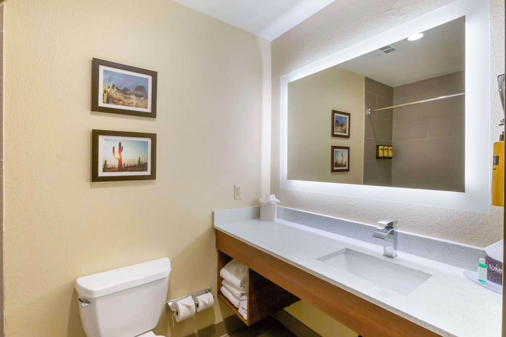 غرفة قياسية بسرير كينج مع أريكة، Best Western Plus Surprise-Phoenix NW 5/5