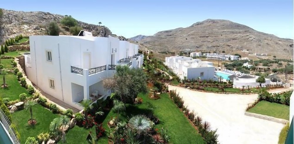 Lambis Studios and Apartments