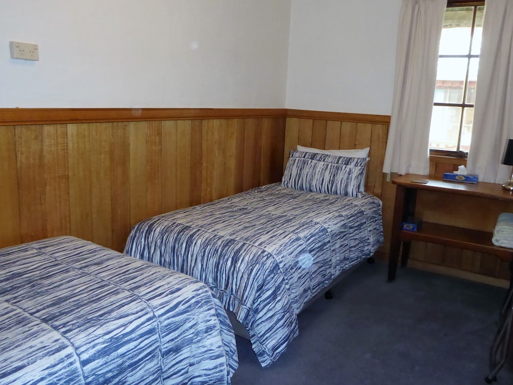 PLATYPUS PARK COUNTRY RETREAT 8/57