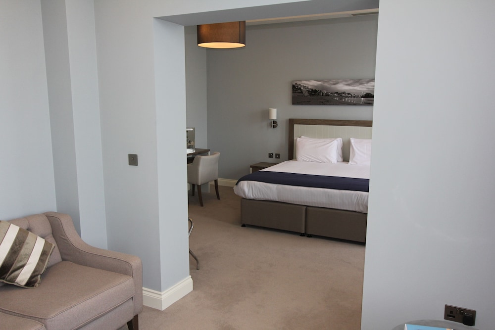 Yarrow Hotel 13/53