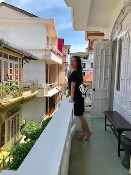 Amy Hostel Hue 11/65