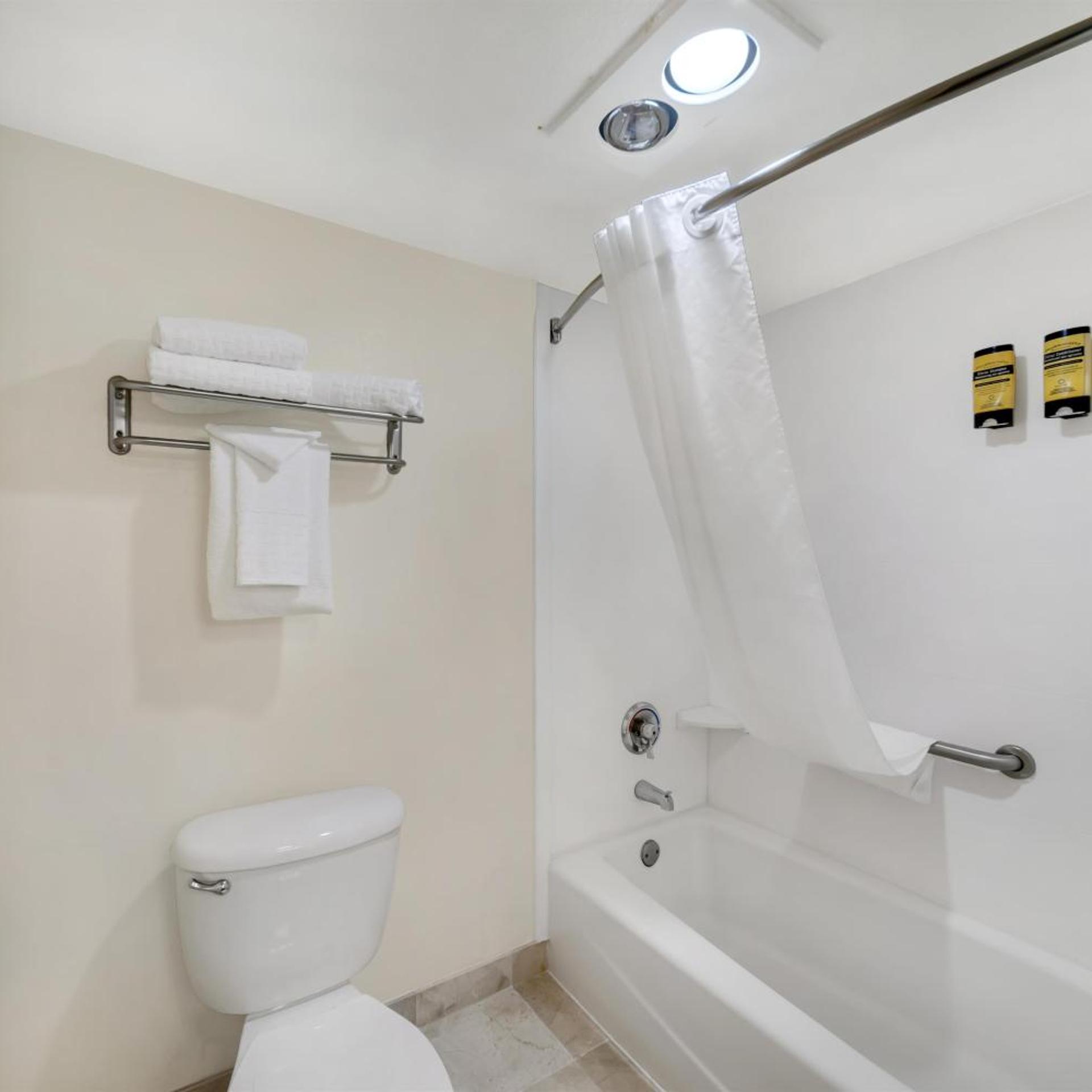 غرفة بسريرين كوين بشرفة، Best Western Plus Northwoods Inn 4/4