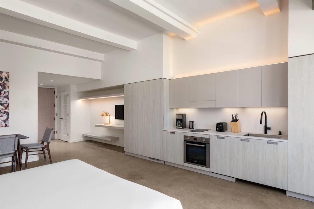 شقة استوديو بسرير كينج لذوي الإعاقة، Reside Craftsman Los Angeles, a Wyndham Residence 3/5