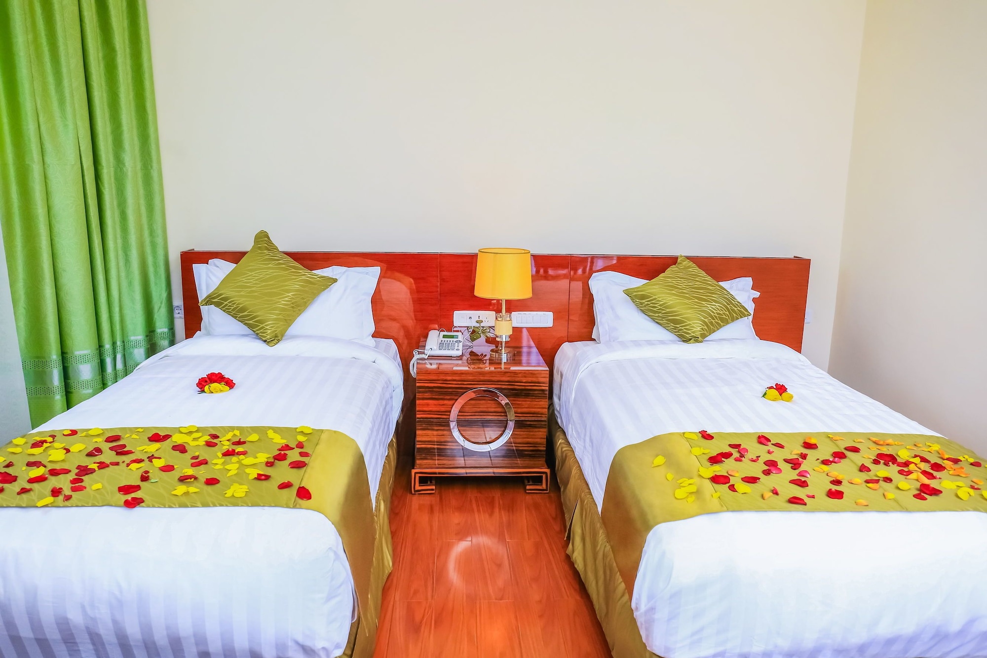 DELUXE, TWIN BEDS