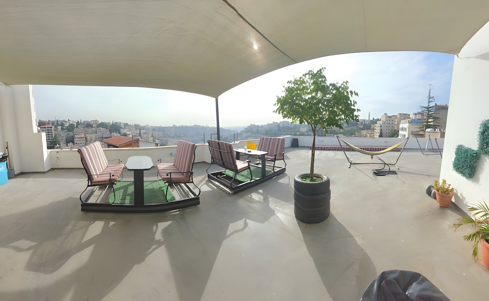 Nomads Hostel 24/34