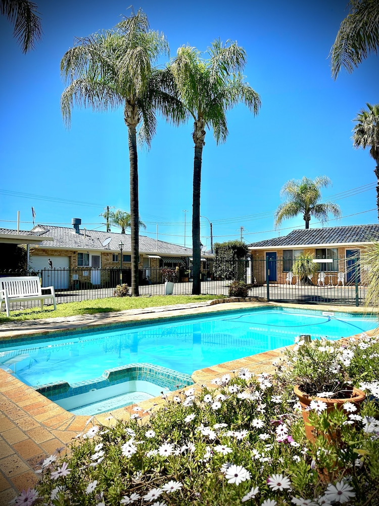 Town & Country Motor Inn 56/58