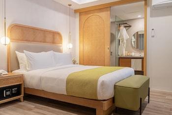 Deluxe, King Bed, Queen Bed, No Window
