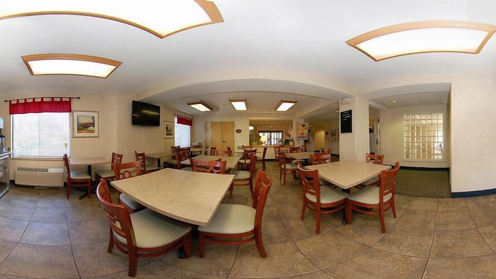 Econo Lodge Denver International Airport 32/37