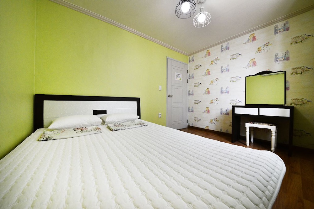 ROOM, DOUBLE BED