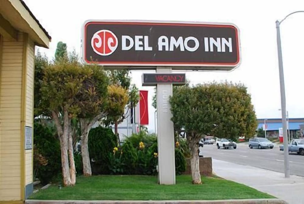 Del Amo Inn 22/26