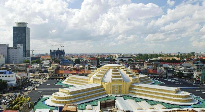 Lucky Star Hotel 25/26