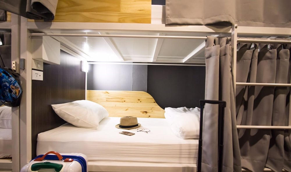 FEMALE DORM, 12 PEOPLE, BUNK BEDS