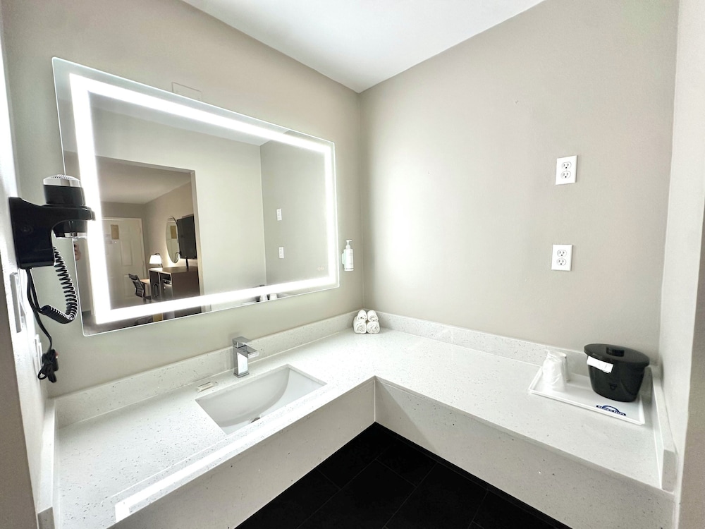 Days Inn & Suites by Wyndham Bossier City 49/50