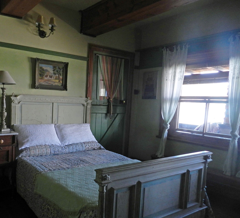 SEMI BASEMENT, FAMILY SUITE