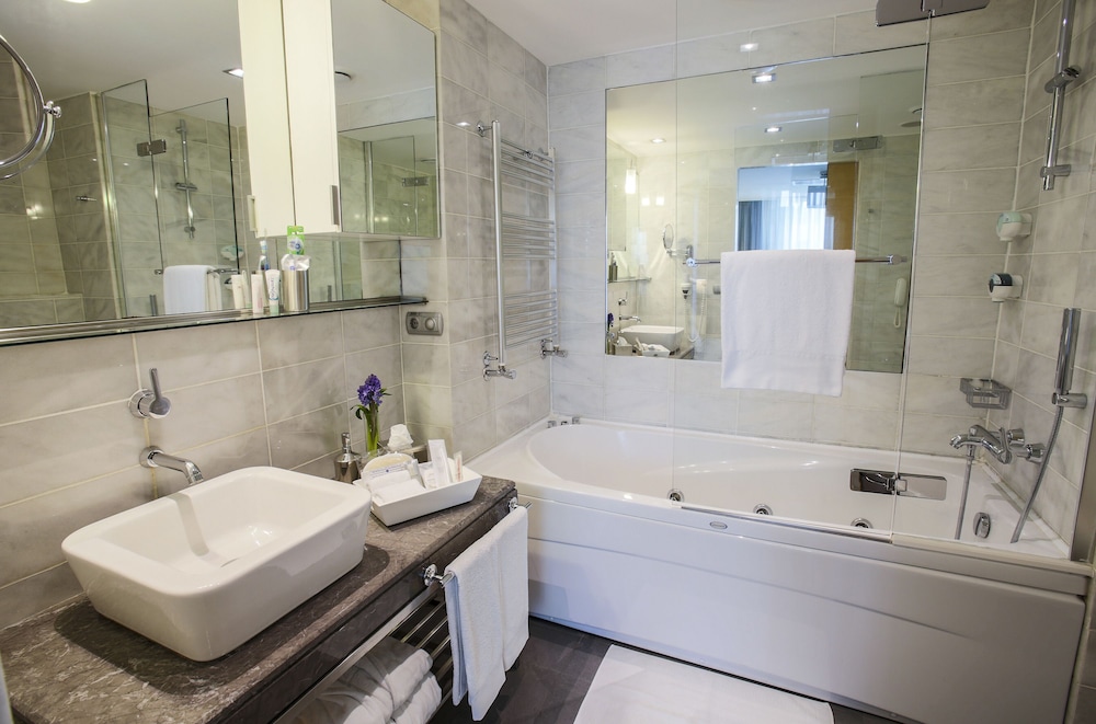 Housez Suites 13/65