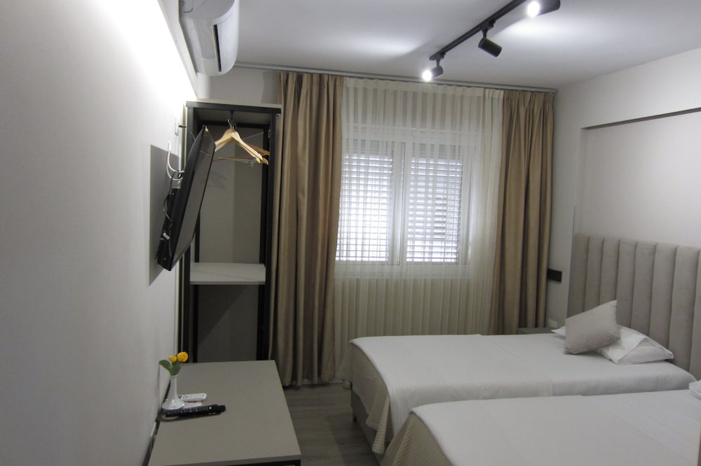 Freddy S Hotel 24/60