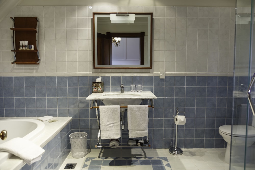 LAKE KARAPIRO LODGE 48/50