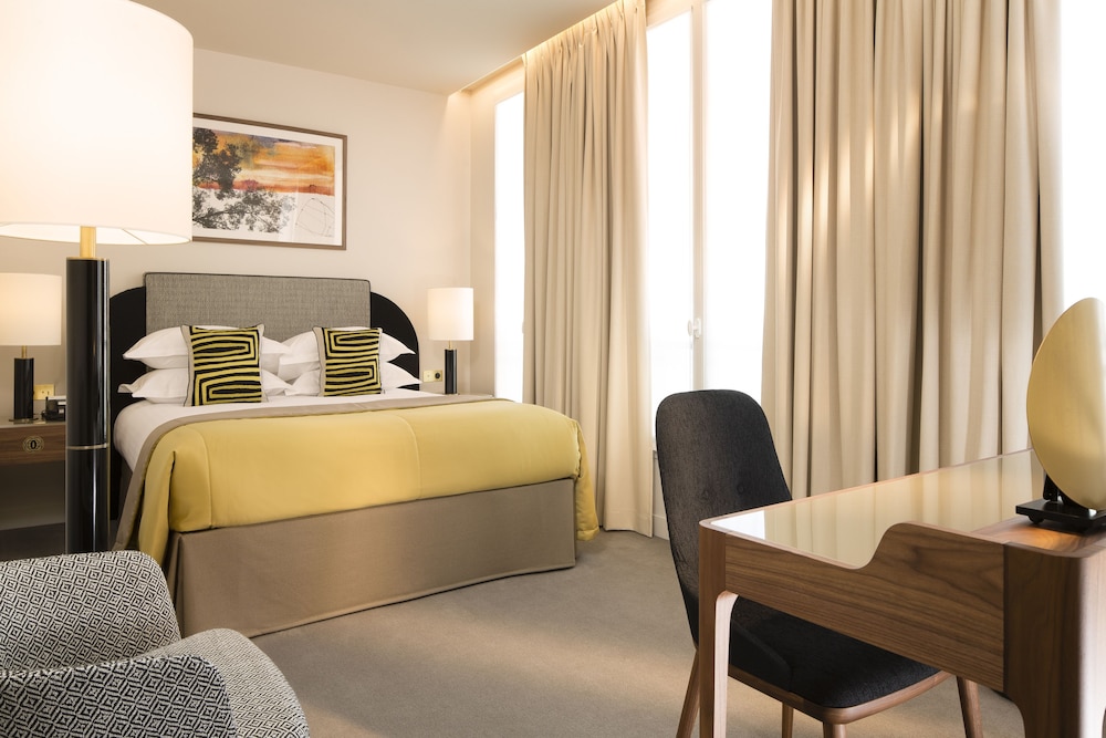 DELUXE, QUEEN BED