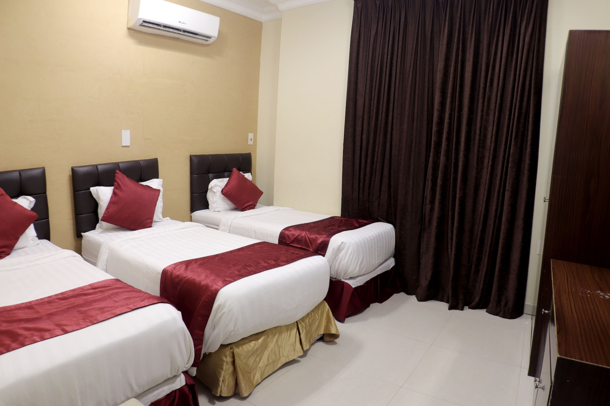 2 BEDROOMS, APARTMENT, KITCHENETTE
