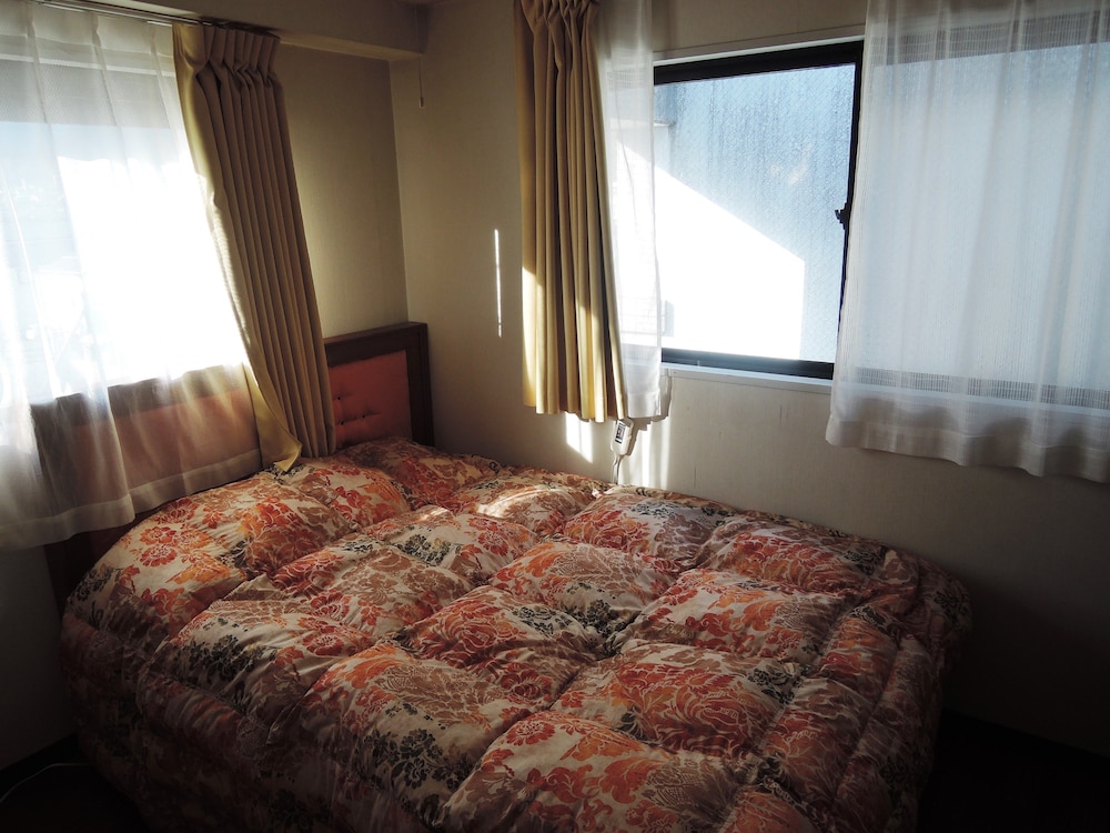 STANDARD, DOUBLE BED, SHARED BATHROOM