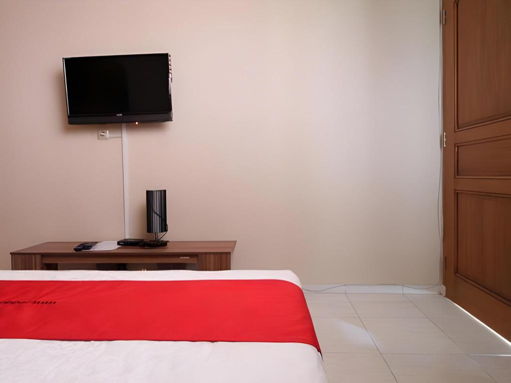 Reddoorz Near Mercu Buana University 16/55