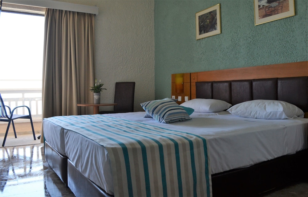 Sunset Beach Hotel 11/50