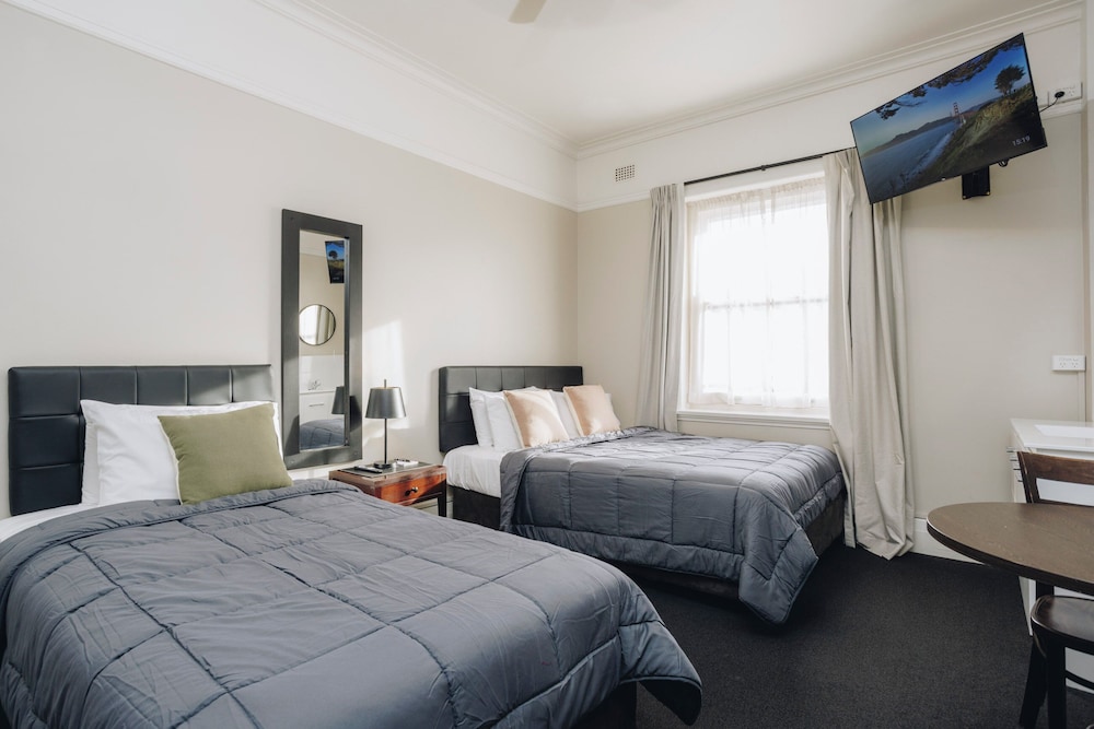 HOTEL GOSFORD 11/64