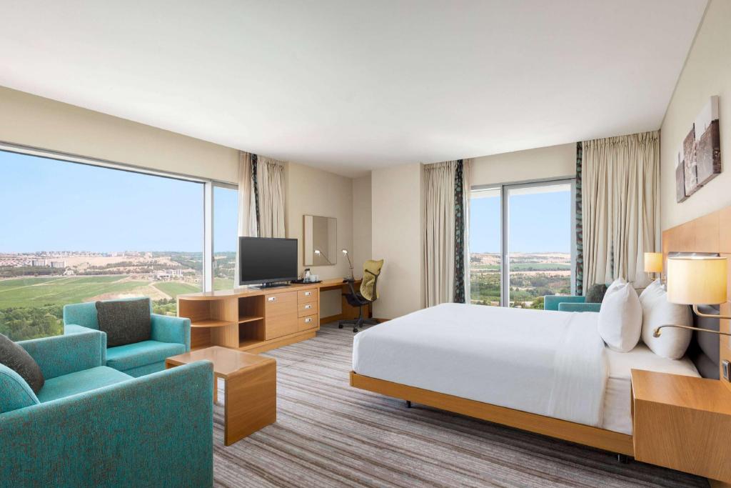 Room, King Bed, Garden and River View, Corner
