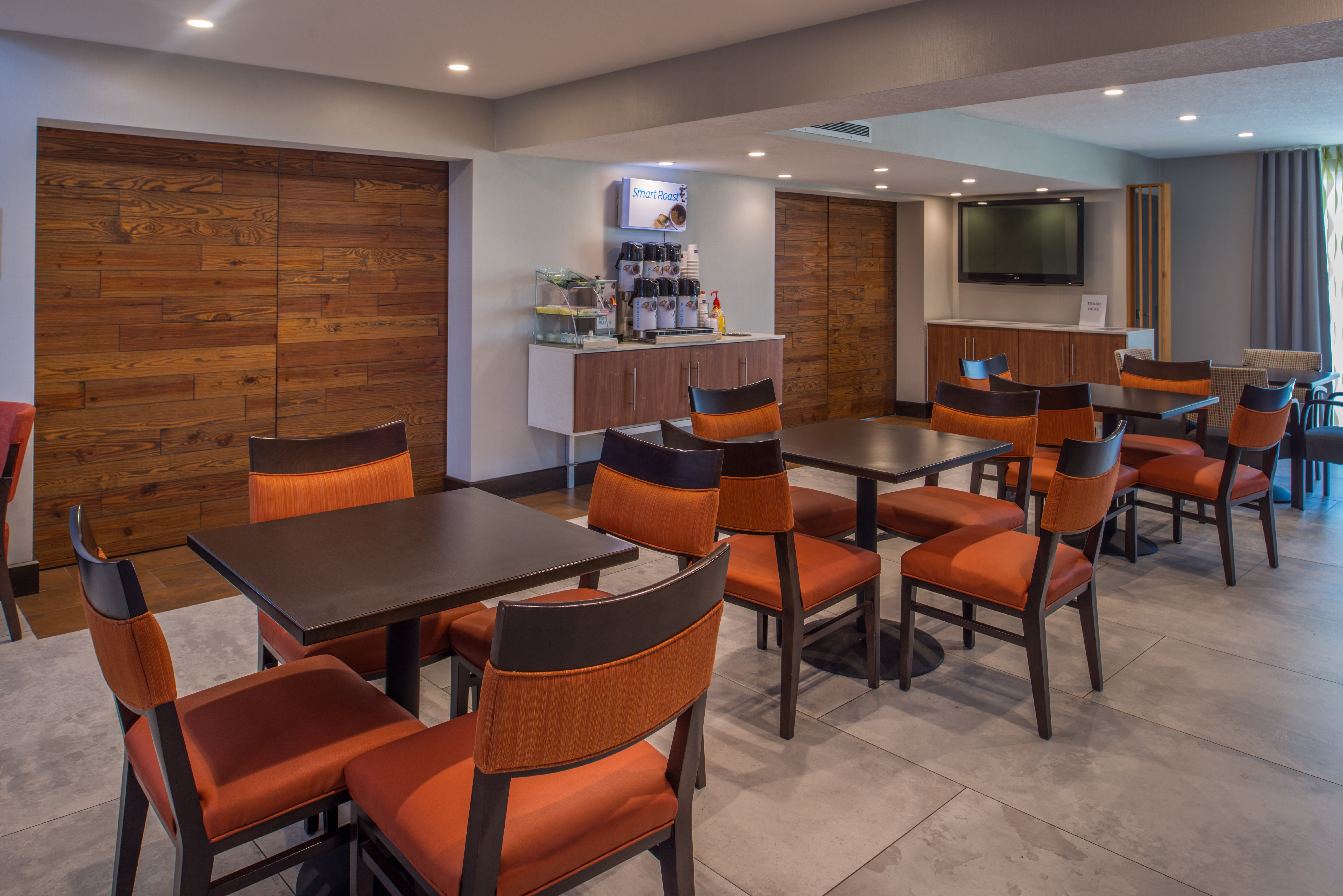 Holiday Inn Express & Suites San Antonio Medical-Six Flags 56/74