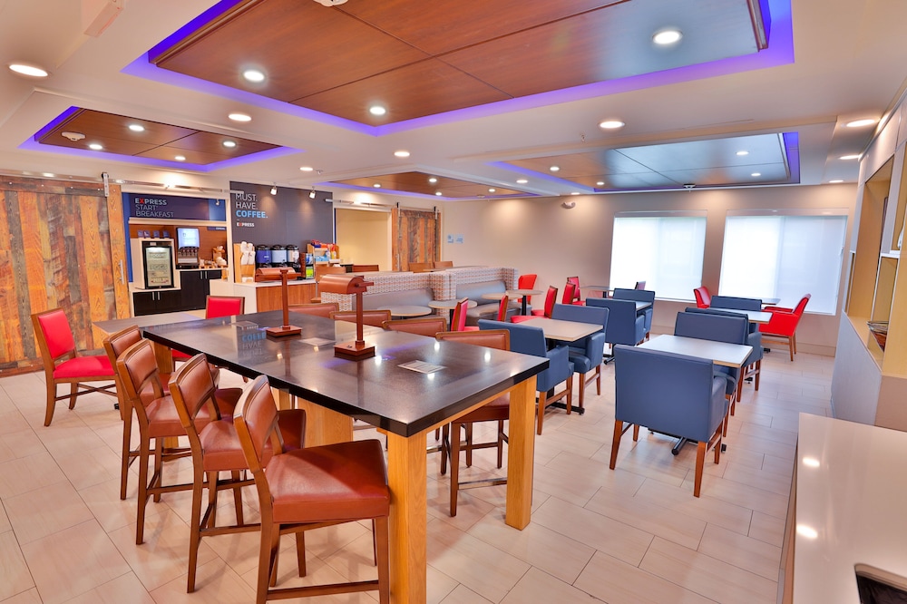 Holiday Inn Express Hotel Suites Dickson 29/38