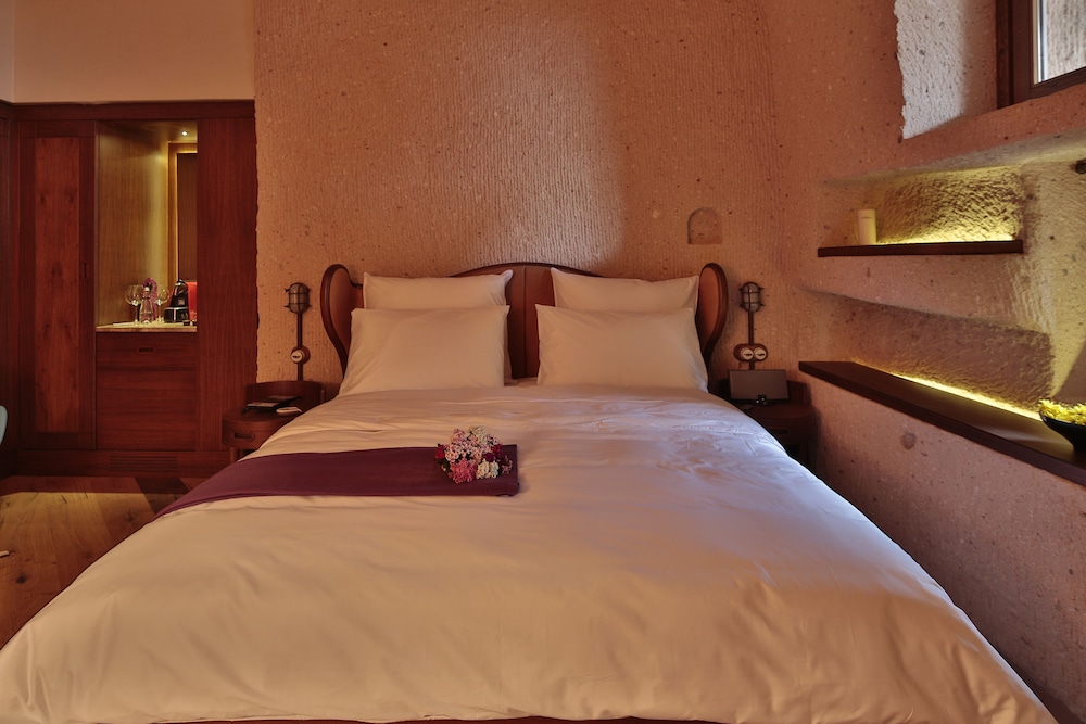 Cave, Deluxe, Queen Bed