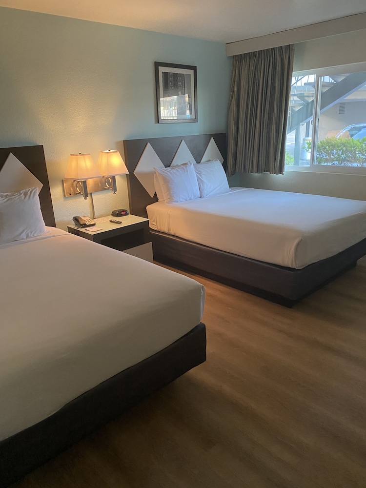 STANDARD, 2 QUEEN BEDS