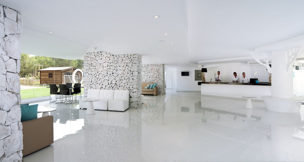 Fergus Style Cala Blanca Suites 11/37