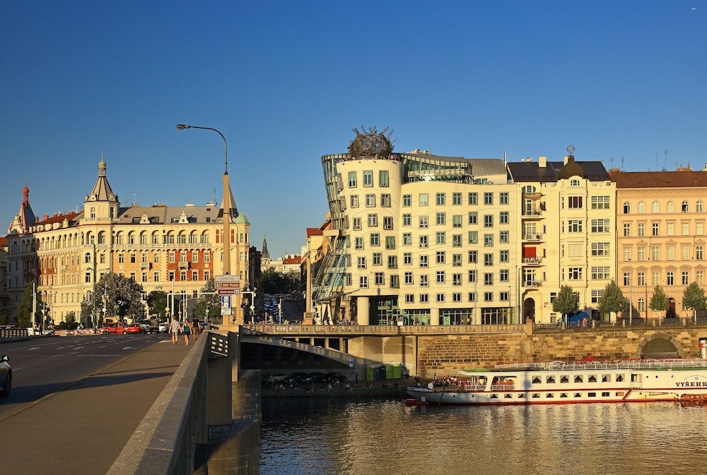 DANCING HOUSE HOTEL 71/75